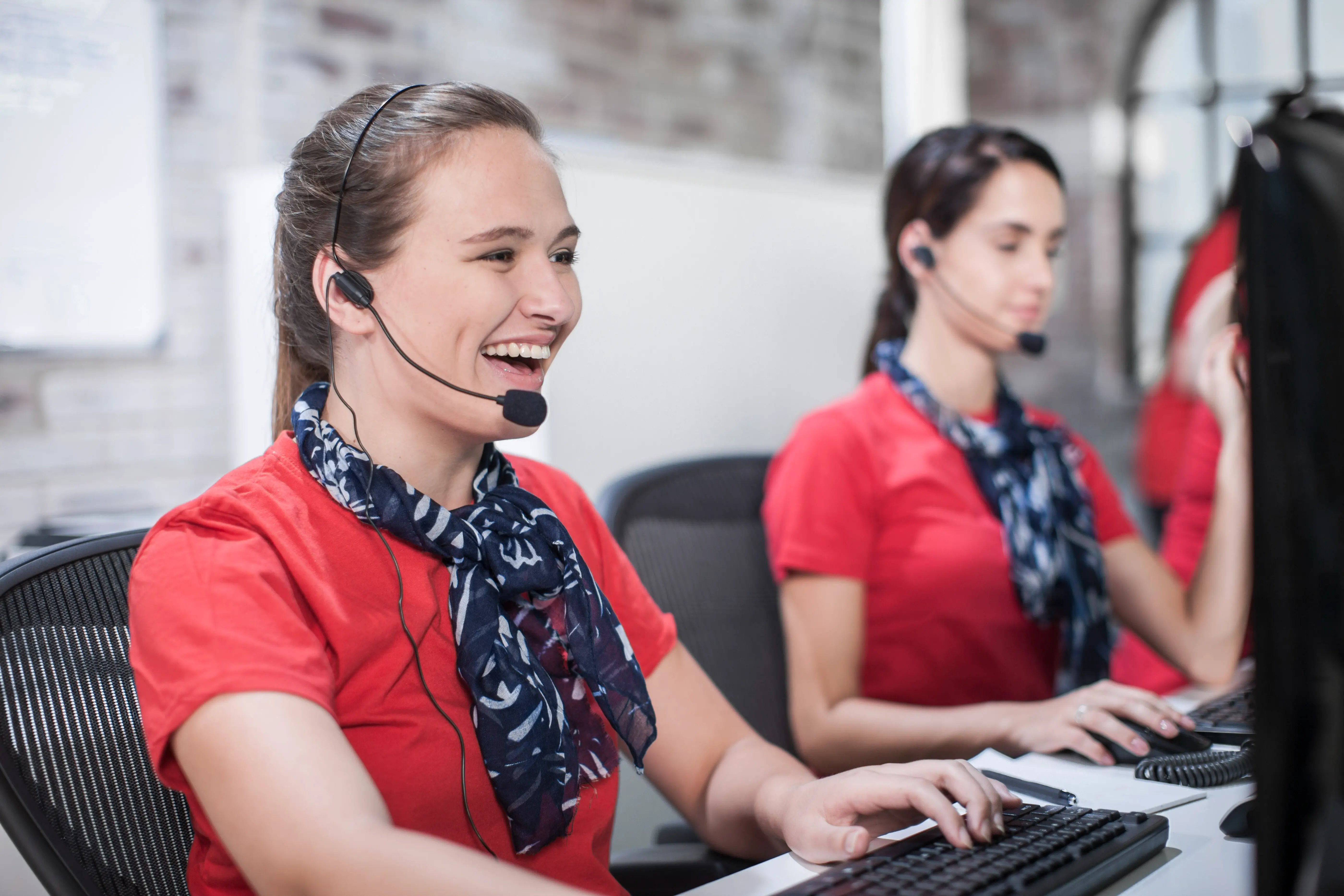row-of-female-telephonists-working-in-call-centre-2026-01-09-09-54-39-utc